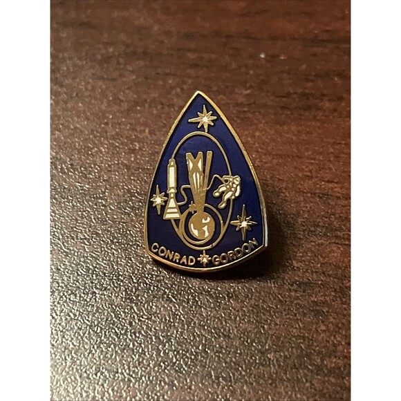 Gemini‎ Eleven Mission Conrad Gordon Space Shuttle NASA Lapel Hat Pin - Picture 1 of 3